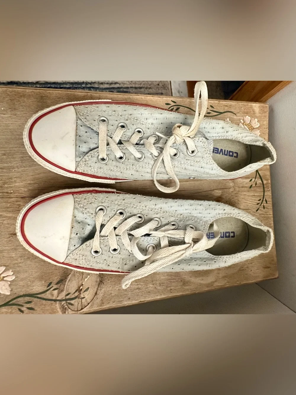Converse Kids Low-Top Sneakers in Cream with Red Trim